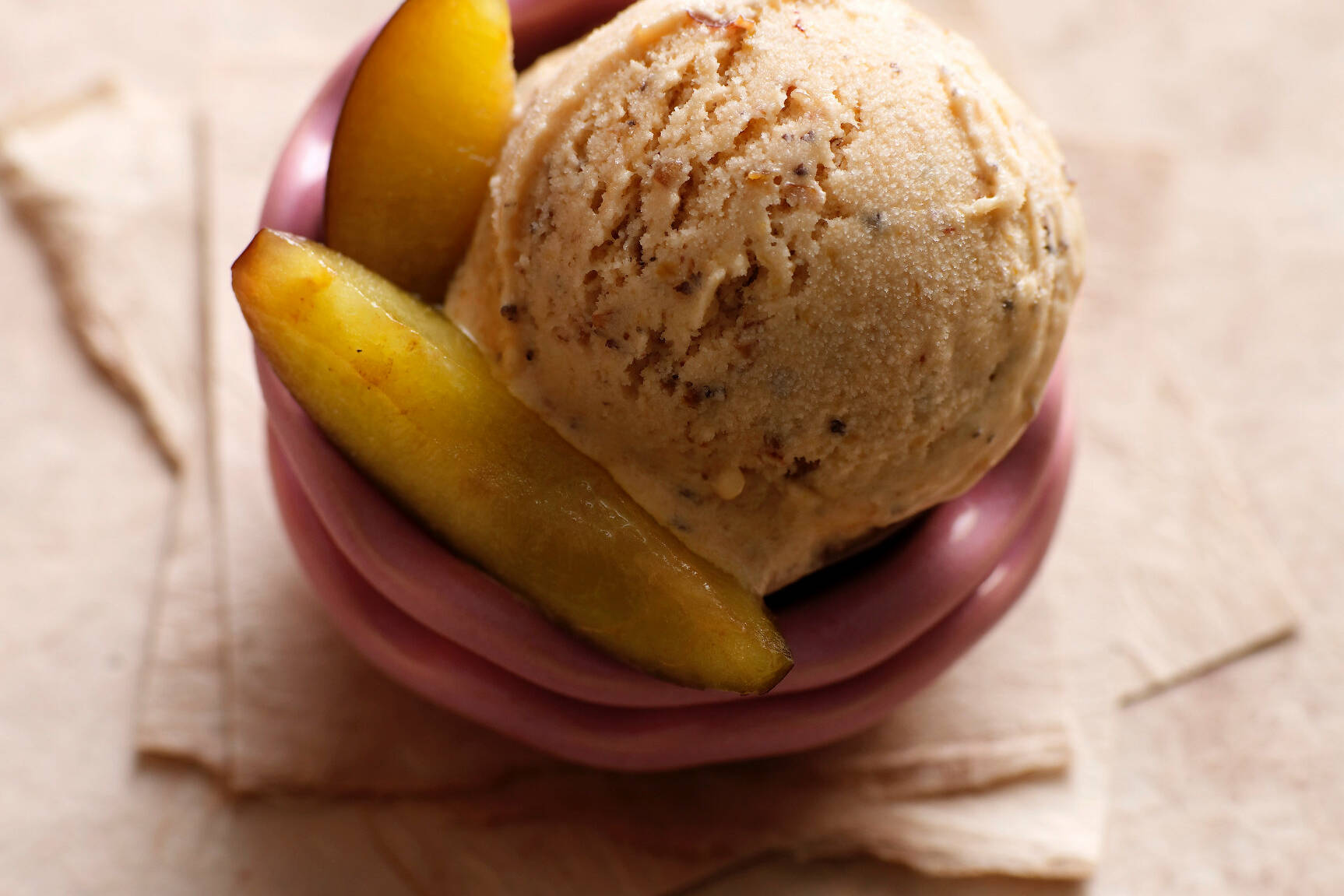 Zwetschgeneis mit geröstetem Mohn Rezept | Küchengötter Zwetschgeneis mit geröstetem Mohn Rezept | Küchengötter