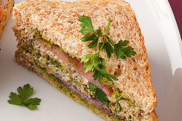 Tramezzini mit Pilzpaste und Lachsschinken Rezept | Küchengötter Tramezzini mit Pilzpaste und Lachsschinken Rezept | Küchengötter