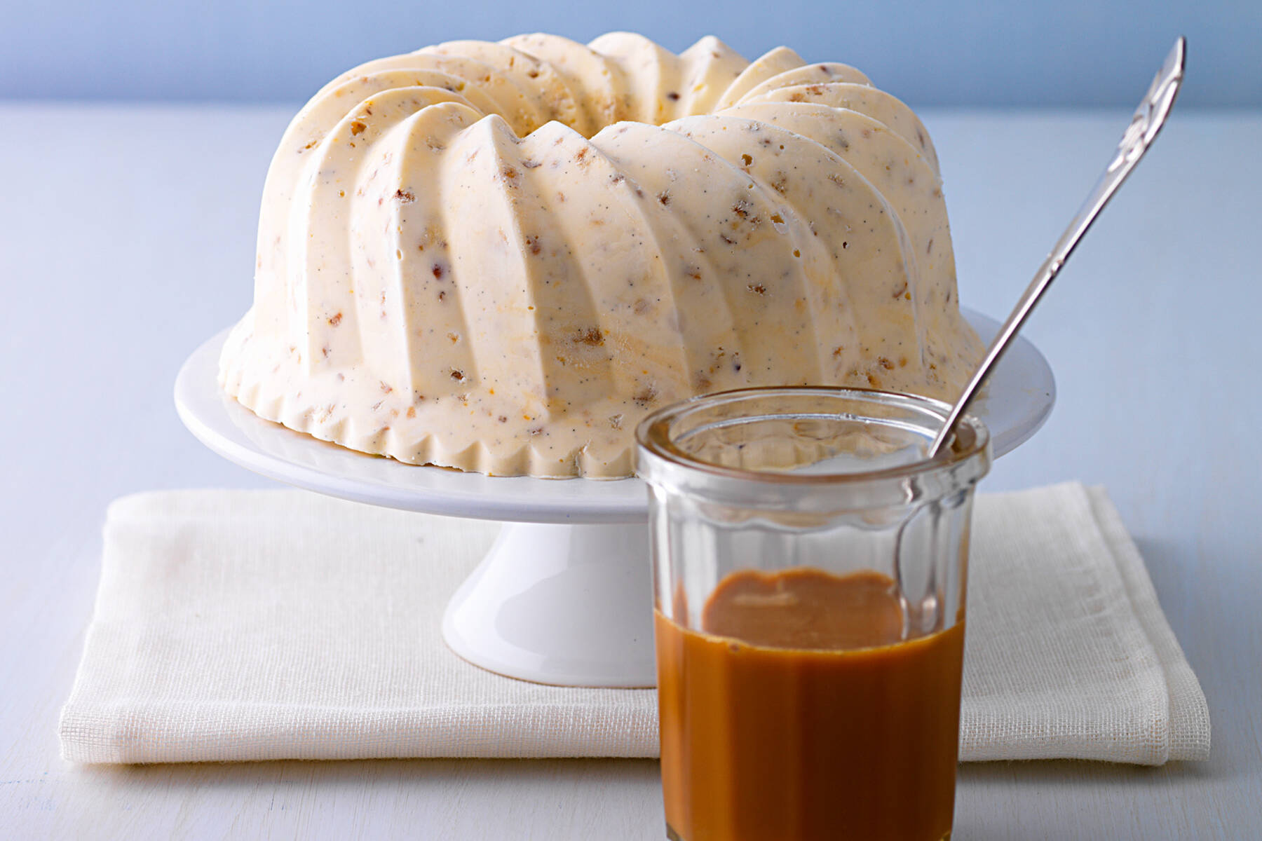 Eisgugelhupf mit Karamellnüssen Rezept | Küchengötter Eisgugelhupf mit Karamellnüssen Rezept | Küchengötter