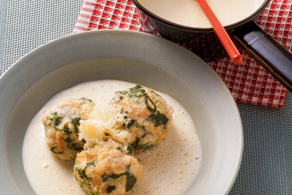 Schweizer Käsesauce mit Kirschwasser zu Spinat-Semmelknödeln Rezept ... Schweizer Käsesauce mit Kirschwasser zu Spinat-Semmelknödeln Rezept ...