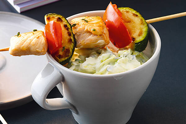 Hähnchen-Gemüse-Spieße mit Zucchini-Tsatsiki Rezept | Küchengötter