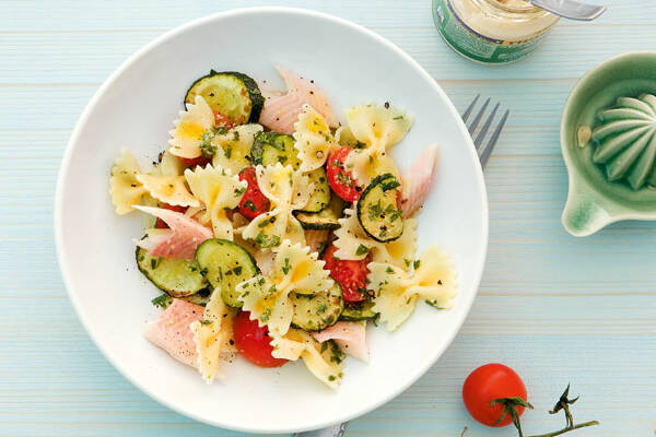 Nudelsalat mit geräucherter Forelle Rezept | Küchengötter Nudelsalat mit geräucherter Forelle Rezept | Küchengötter