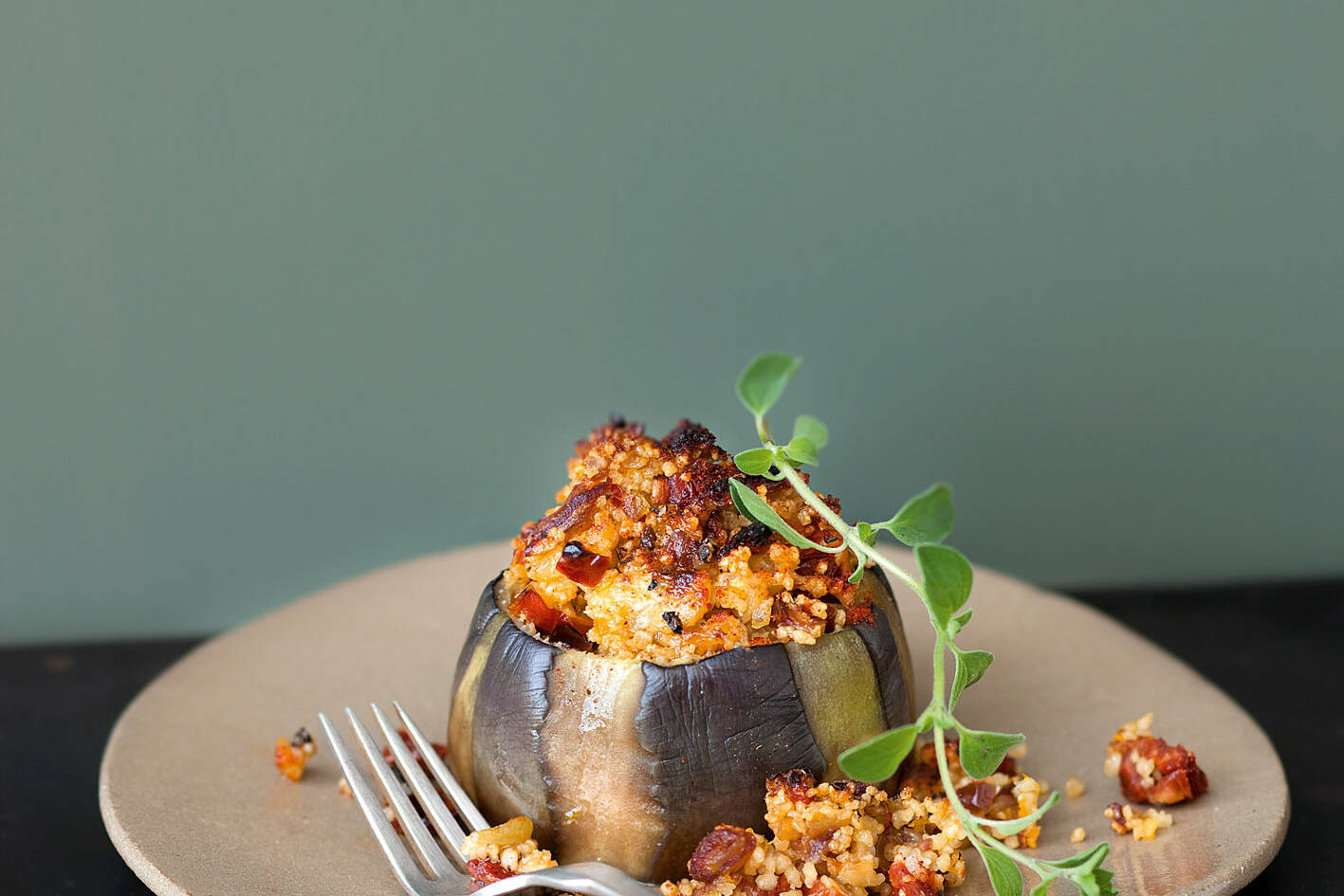 Auberginen mit Couscous-Dattel-Füllung Rezept | Küchengötter Auberginen mit Couscous-Dattel-Füllung Rezept | Küchengötter