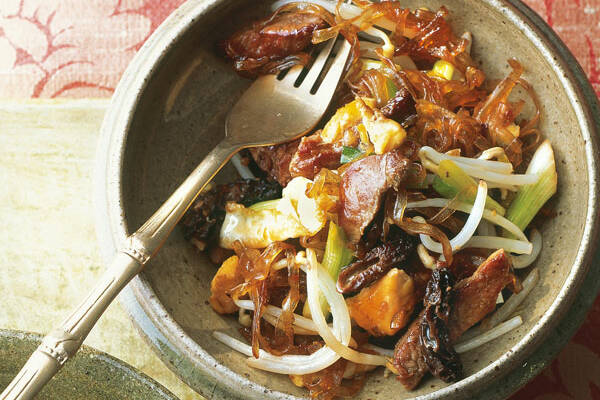 Gebratene Reisnudeln mit Schweinefilet Rezept | Küchengötter Gebratene Reisnudeln mit Schweinefilet Rezept | Küchengötter