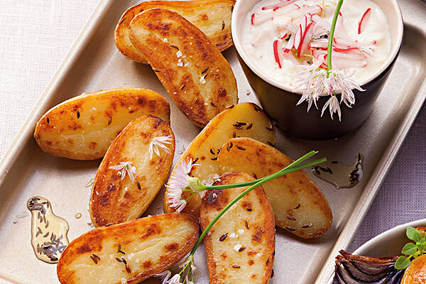 Ofenkartoffeln mit Radieschen-Sprossen-Dip Rezept | Küchengötter