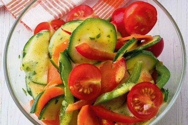 Zucchinisalat mit Möhren und Tomaten Rezept | Küchengötter