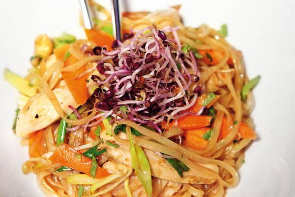 Reisnudeln mit Wokgemüse und Hähnchenbrust Rezept | Küchengötter Reisnudeln mit Wokgemüse und Hähnchenbrust Rezept | Küchengötter