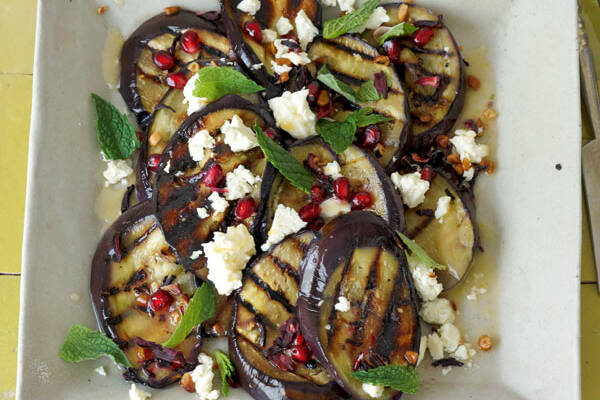 Gegrillte Auberginen Mit Schafskase Und Granatapfel Rezept Kuchengotter Gebackene Aubergine Mit Feta