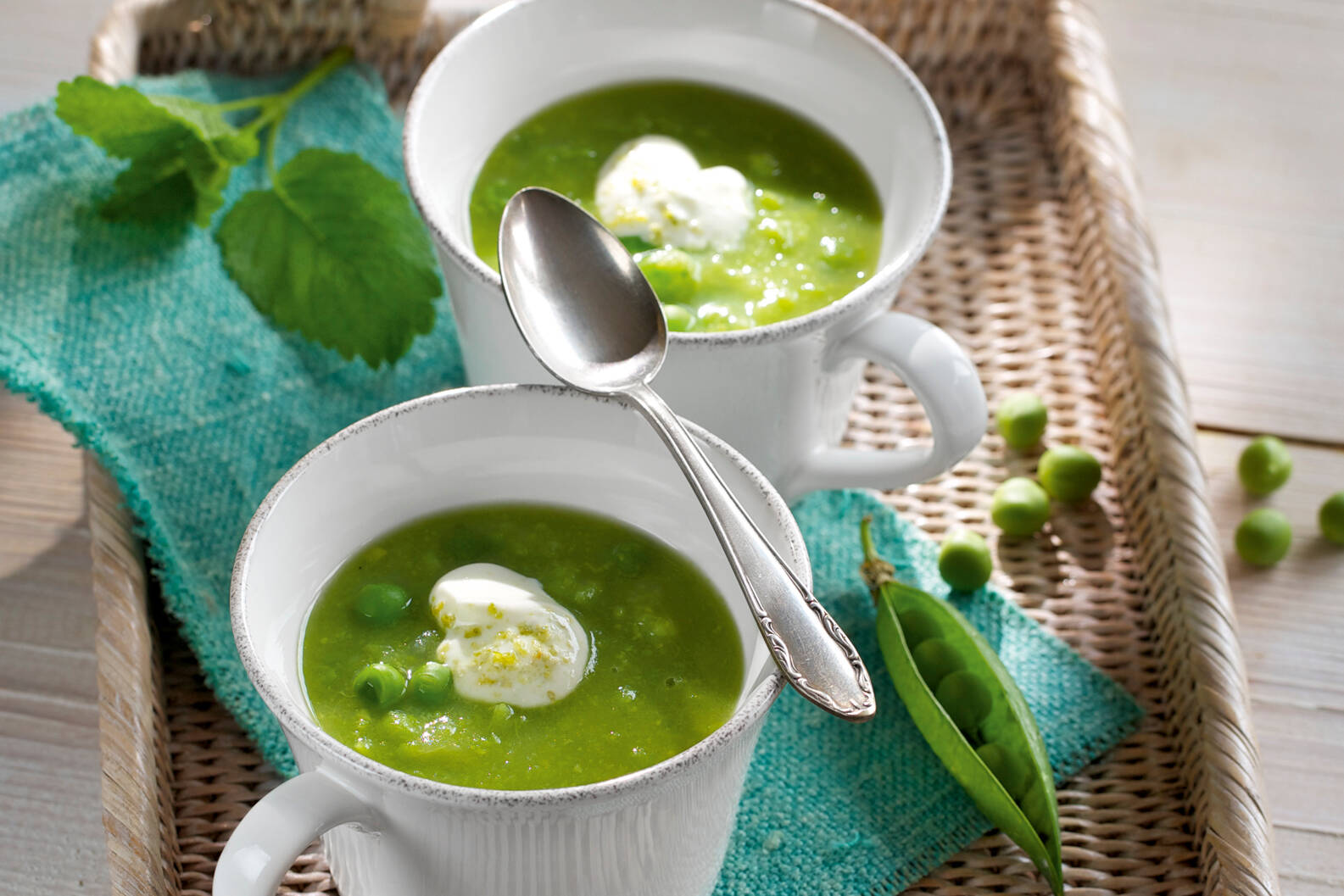 Erbsensuppe mit Limetten-Crème-fraîche Rezept | Küchengötter Erbsensuppe mit Limetten-Crème-fraîche Rezept | Küchengötter