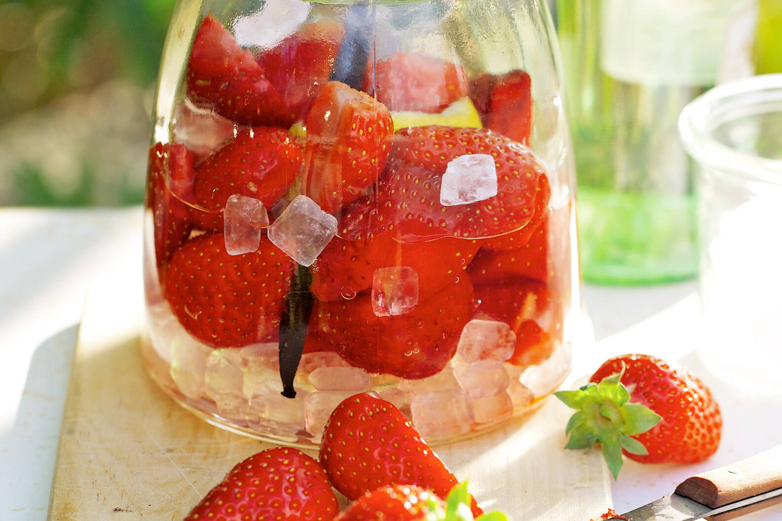 Erdbeerlikör mit Zitrone Rezept | Küchengötter