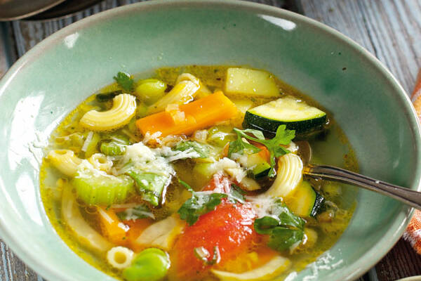 Bunte Gemüsesuppe mit Nudeln Rezept | Küchengötter