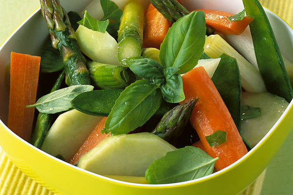 Frühlingsgemüse mit Basilikum Rezept | Küchengötter Frühlingsgemüse mit Basilikum Rezept | Küchengötter