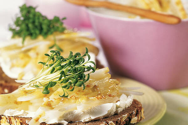 Frischkäsebrot mit Rettichsalat Rezept | Küchengötter Frischkäsebrot mit Rettichsalat Rezept | Küchengötter