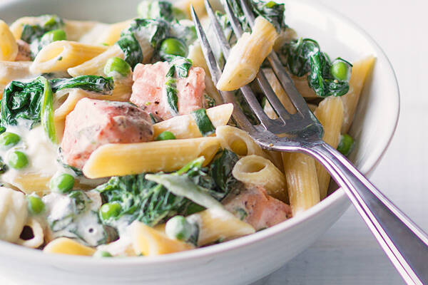 Grune Lachs Pasta Mit Mozzarella Rezept Kuchengotter Pasta Mit Lachs Und Frischem Spinat