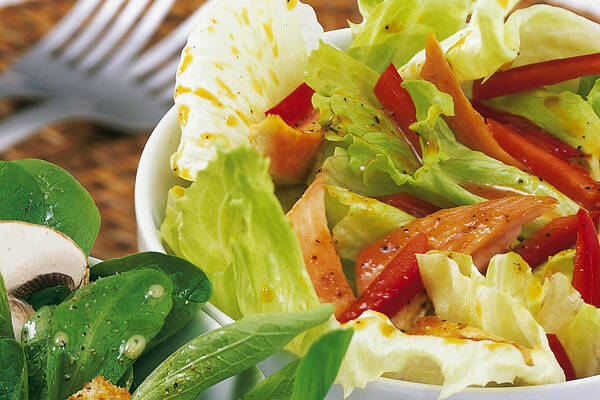 Eisbergsalat mit Paprika und Putenbruststreifen Rezept | Küchengötter Eisbergsalat mit Paprika und Putenbruststreifen Rezept | Küchengötter
