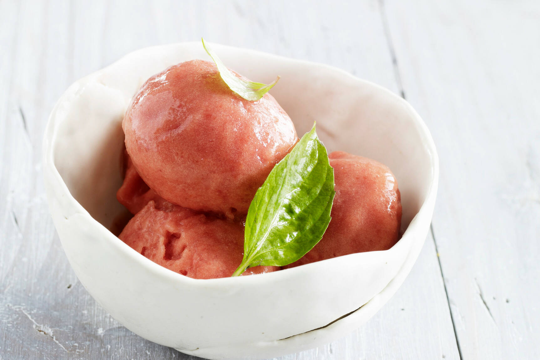 Pfirsichsorbet mit Hibiskus und Basilikum Rezept | Küchengötter Pfirsichsorbet mit Hibiskus und Basilikum Rezept | Küchengötter