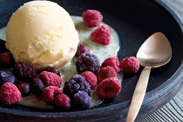 Eierliköreis mit Zitrussauce und Beeren Rezept | Küchengötter Eierliköreis mit Zitrussauce und Beeren Rezept | Küchengötter