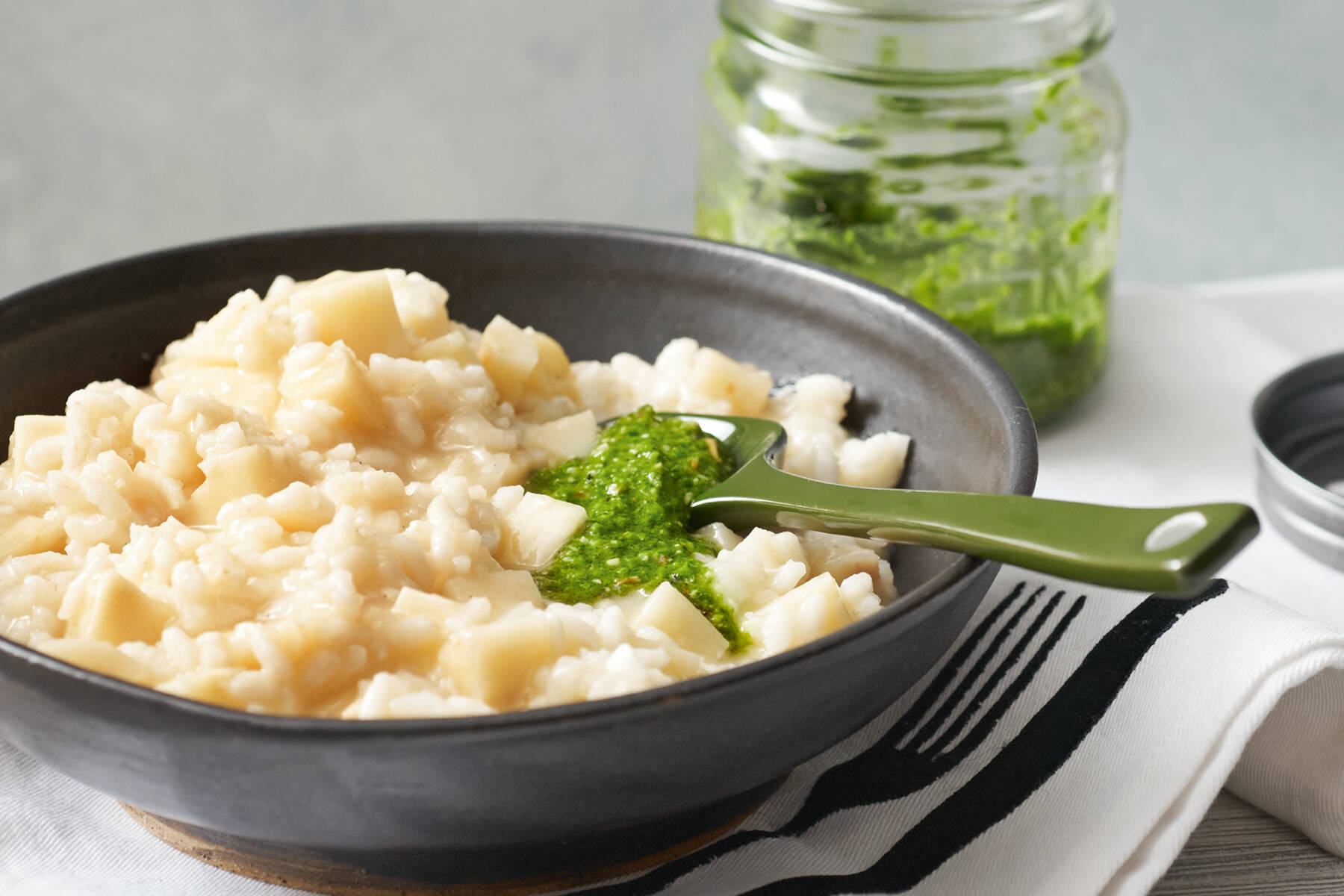 Risotto bianco mit Rucola-Mandel-Pesto Rezept | Küchengötter Risotto bianco mit Rucola-Mandel-Pesto Rezept | Küchengötter