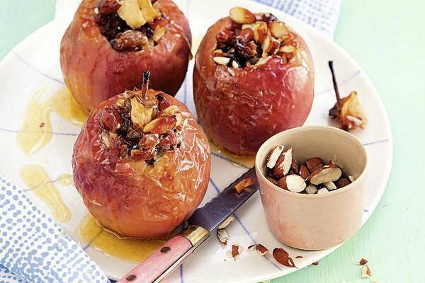 Bratäpfel mit Mandeln und Rosinen