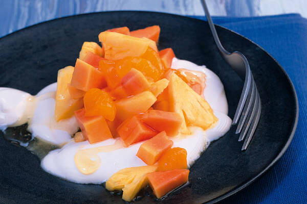 Exotischer Obstsalat mit Kokos-Limetten-Joghurt Rezept | Küchengötter Exotischer Obstsalat mit Kokos-Limetten-Joghurt Rezept | Küchengötter