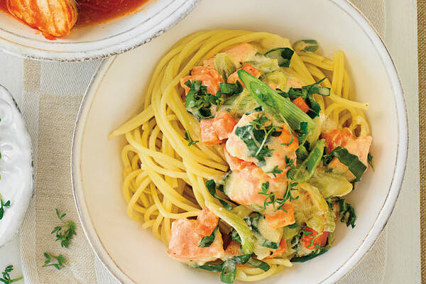 Lachsnudeln In Gemuse Krauter Rahm Rezept Kuchengotter Teigwaren Mit Gemüse Und Rahm