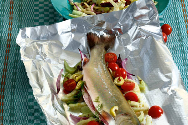 Saibling in Folie auf Tomaten-Fenchel-Gemüse Rezept | Küchengötter Saibling in Folie auf Tomaten-Fenchel-Gemüse Rezept | Küchengötter