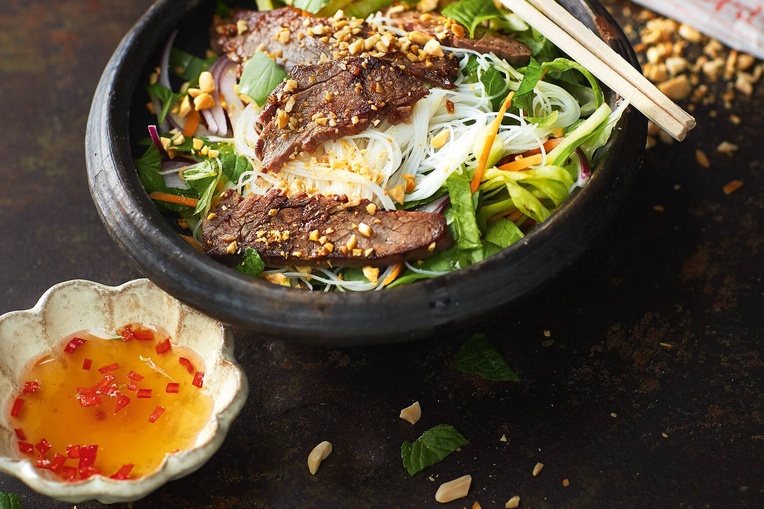 Lauwarmer Salat Mit Rindfleisch Reisnudeln Und Thai Dressing Rezept Kuchengotter