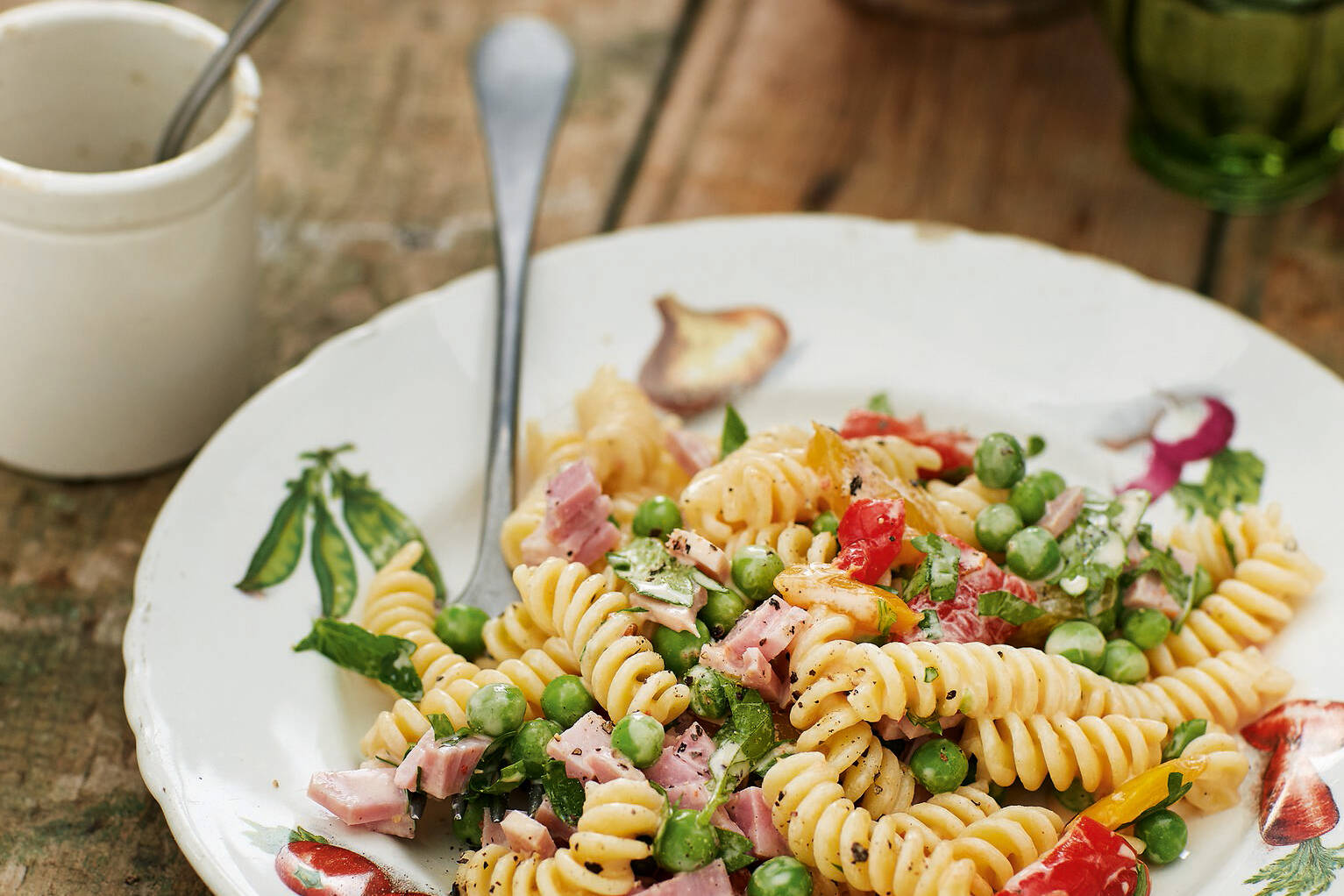 Nudelsalat mit Schinken und klassischem Mayonnaise-Dressing Rezept ... Nudelsalat mit Schinken und klassischem Mayonnaise-Dressing Rezept ...