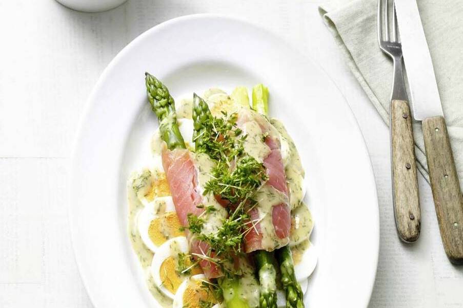 Paleo-Spargelsalat mit Räucherlachs Rezept | Küchengötter Paleo-Spargelsalat mit Räucherlachs Rezept | Küchengötter