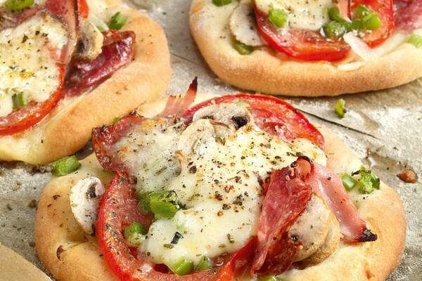 Mini-Pizzen mit Salami und Schinken Rezept | Küchengötter Mini-Pizzen mit Salami und Schinken Rezept | Küchengötter