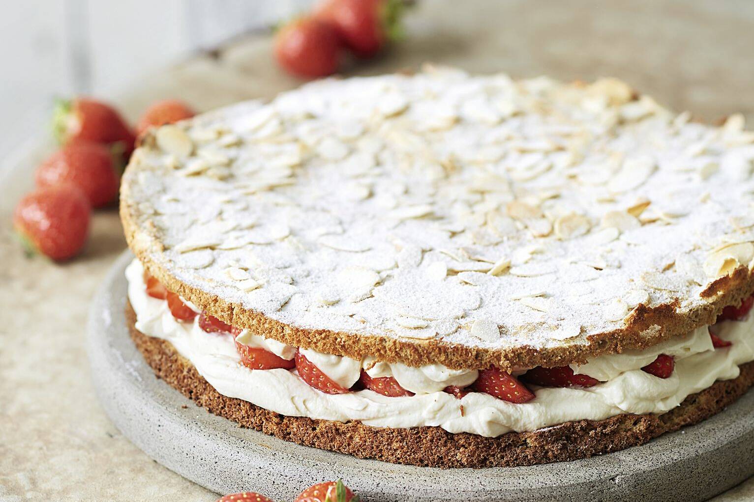 Erdbeer-Mandel-Torte mit feiner Sahne-Füllung Rezept | Küchengötter Erdbeer-Mandel-Torte mit feiner Sahne-Füllung Rezept | Küchengötter