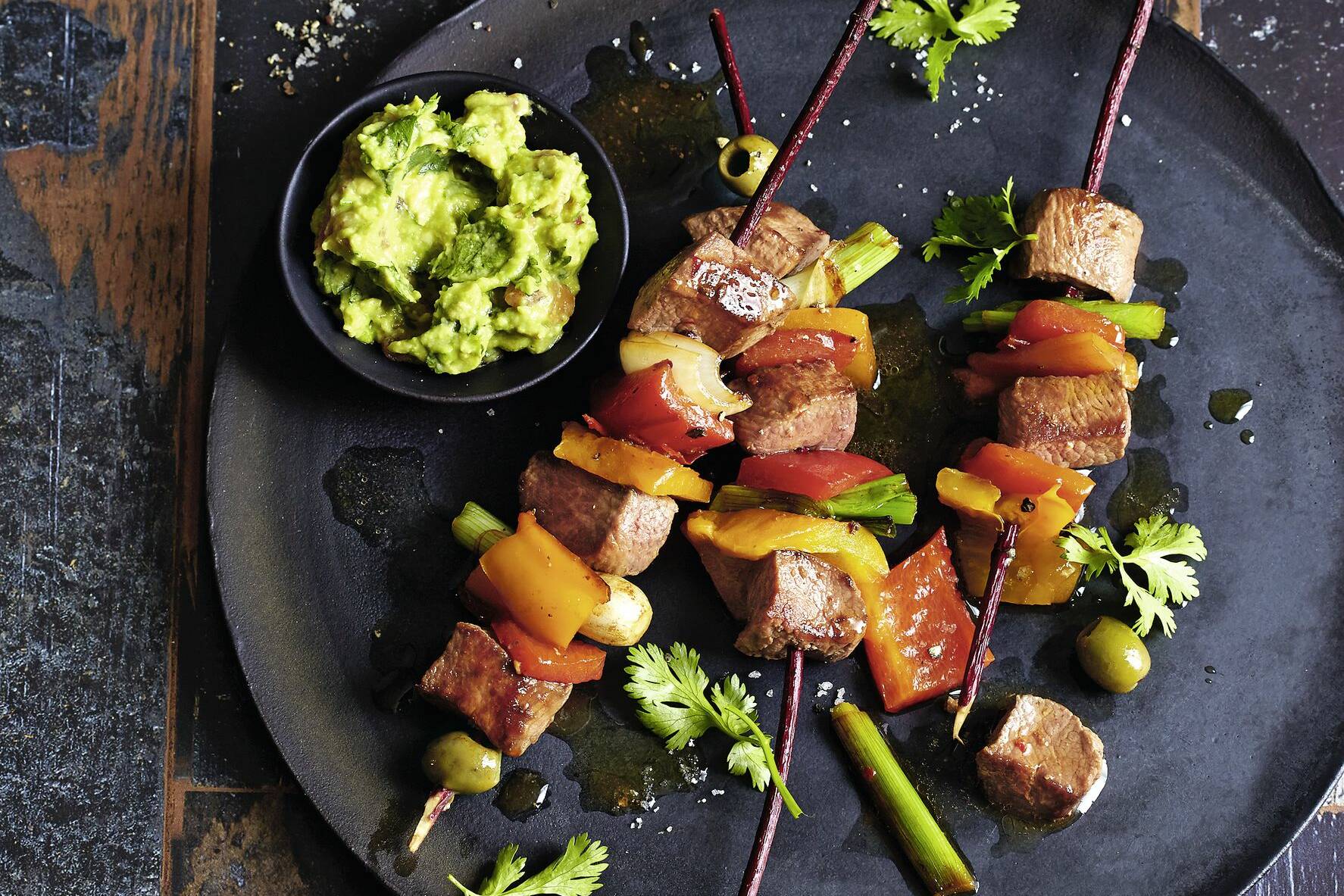 Low Carb Lamm-Paprika-Spieße mit Avocado-Koriander-Creme | Küchengötter Low Carb Lamm-Paprika-Spieße mit Avocado-Koriander-Creme | Küchengötter