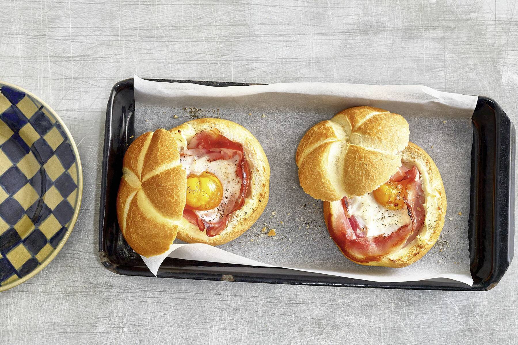 Ei im Brötchen gebacken Rezept | Küchengötter