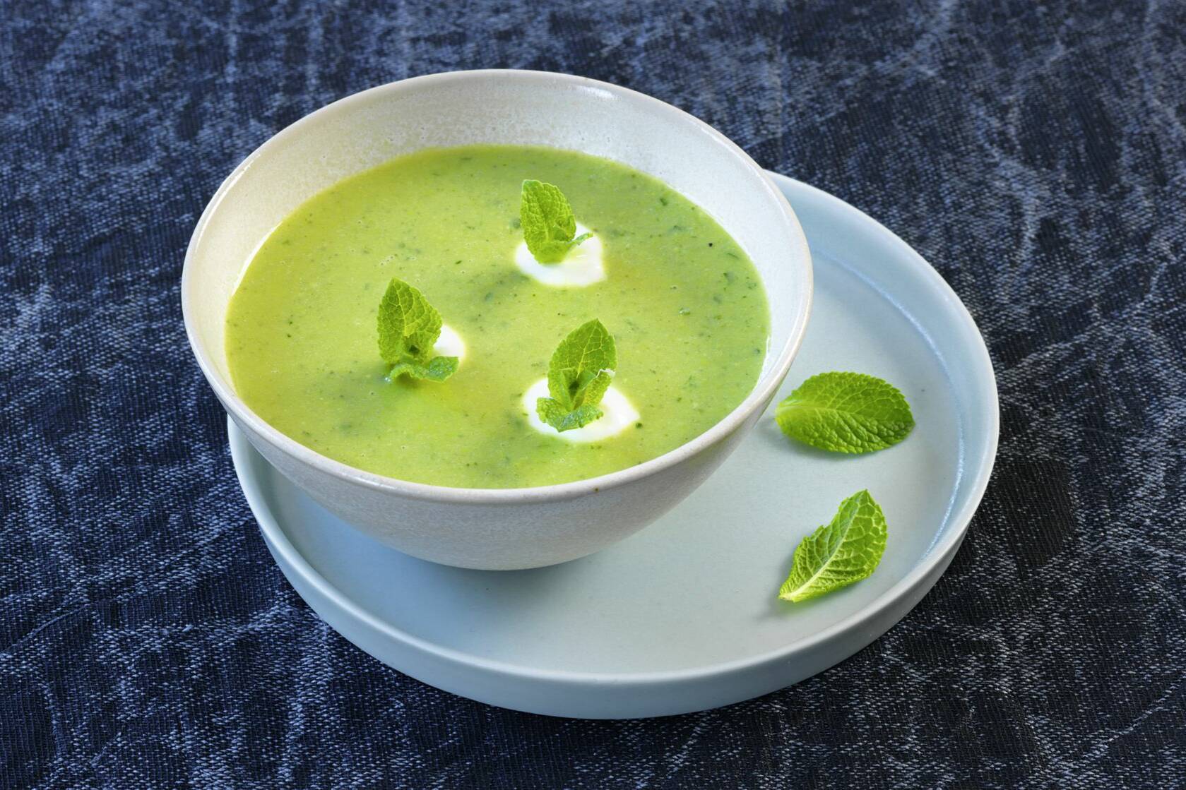 Kalte Erbsensuppe mit Minze Rezept | Küchengötter