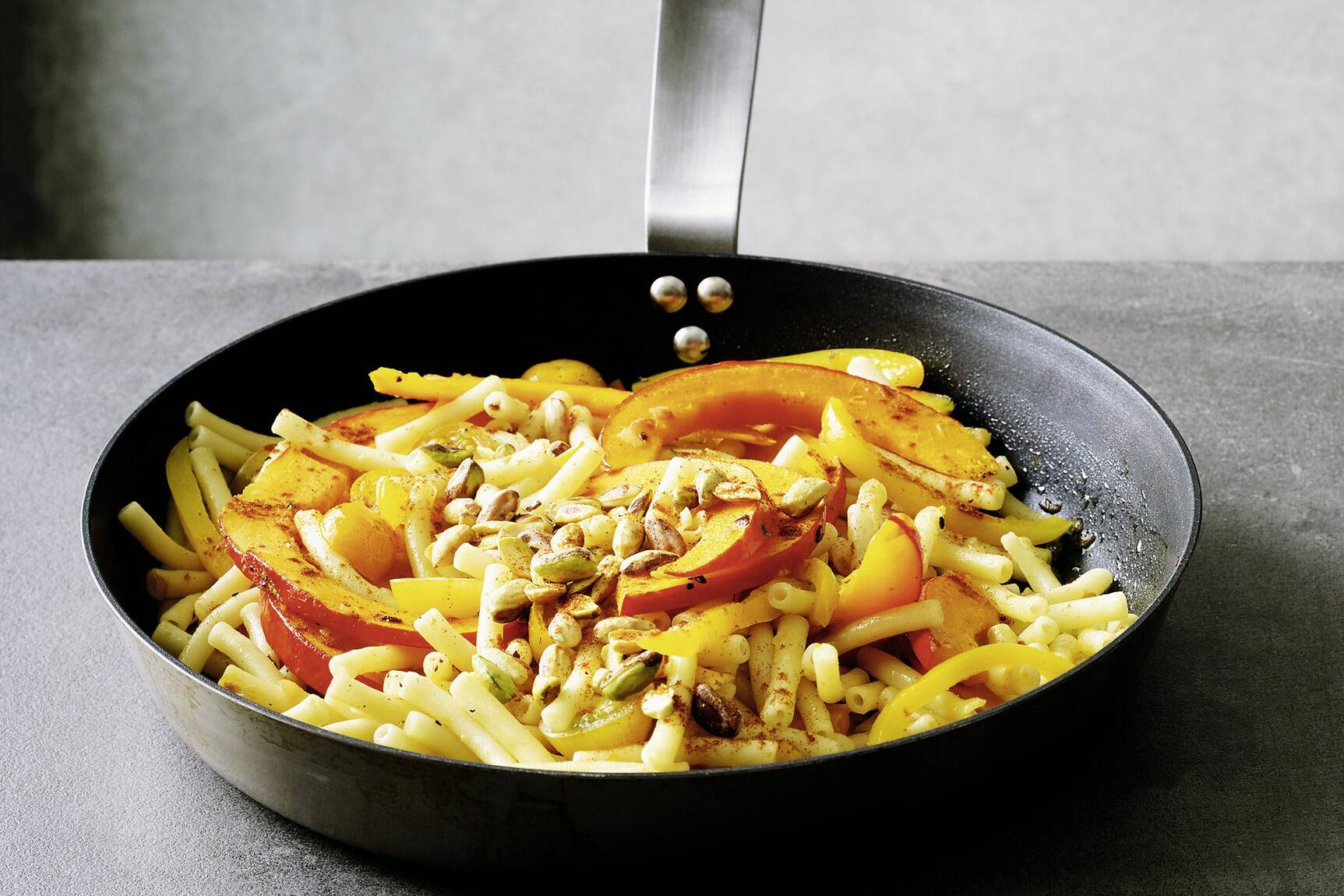 Nudelpfanne mit Kürbis und Tomaten Rezept | Küchengötter