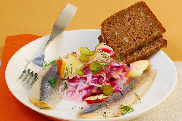 Matjes mit Rote-Bete-Rahm Rezept | Küchengötter