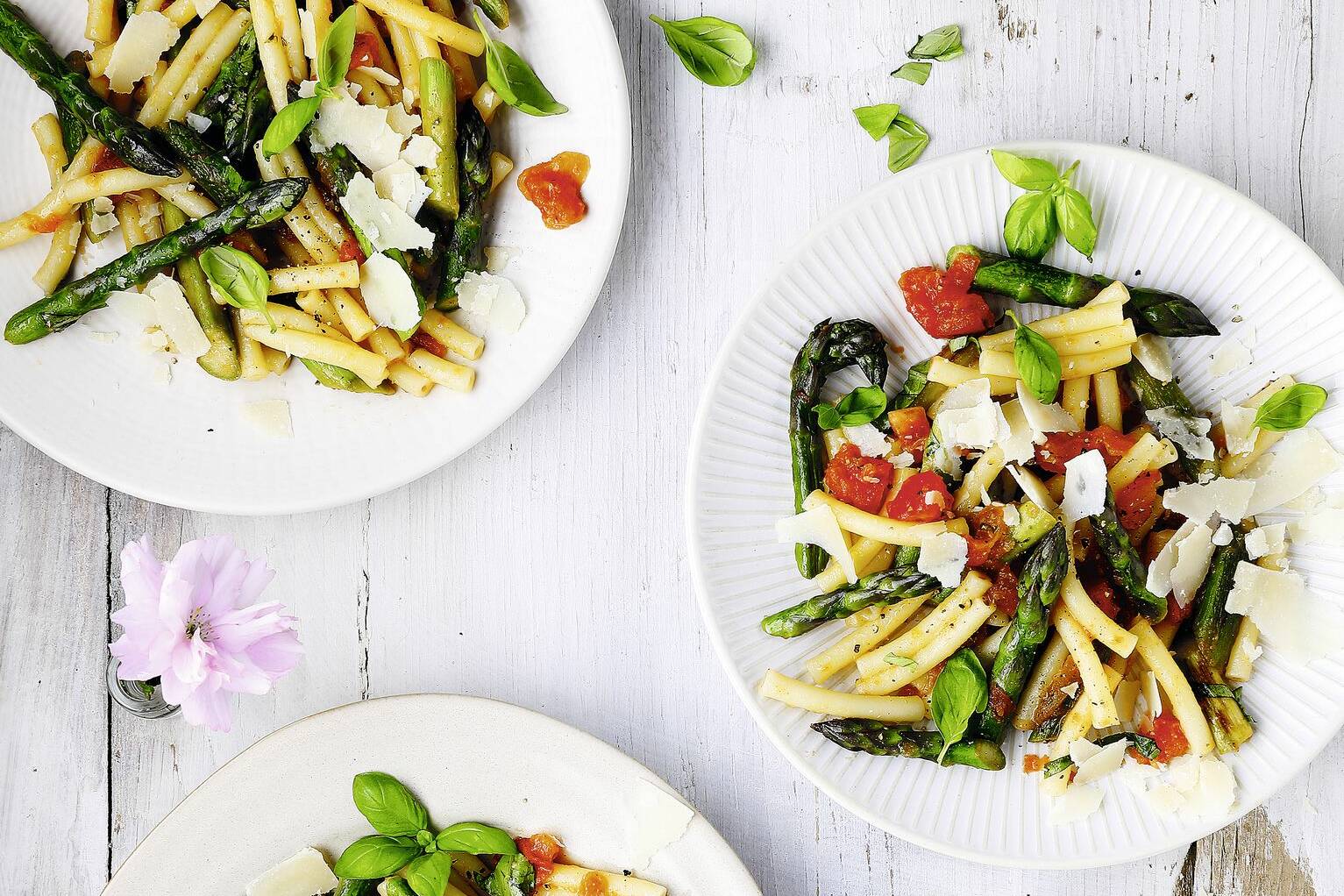 Makkaroni mit gebratenem Spargel und Tomaten Rezept | Küchengötter