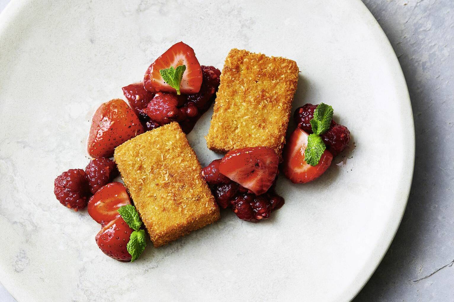 Knusperschnitten mit Beeren