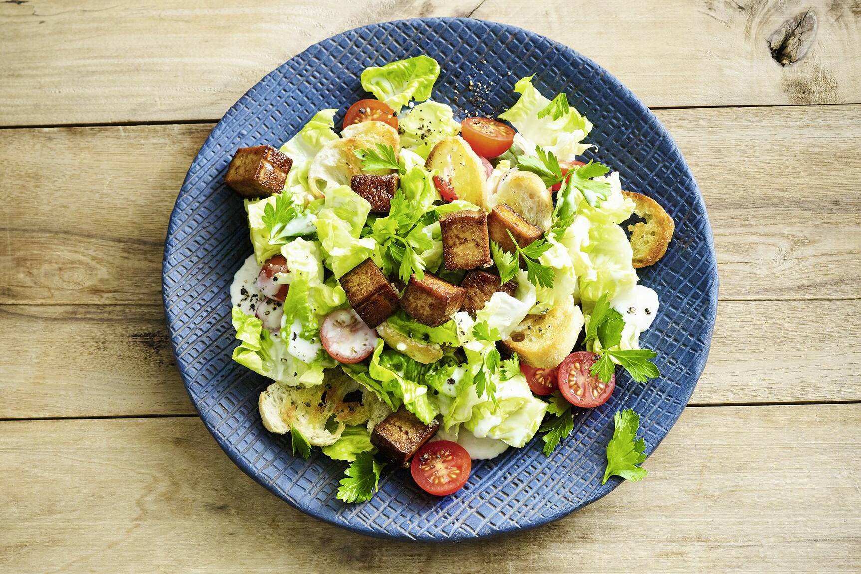Caesar Salad mit Räuchertofu Rezept | Küchengötter