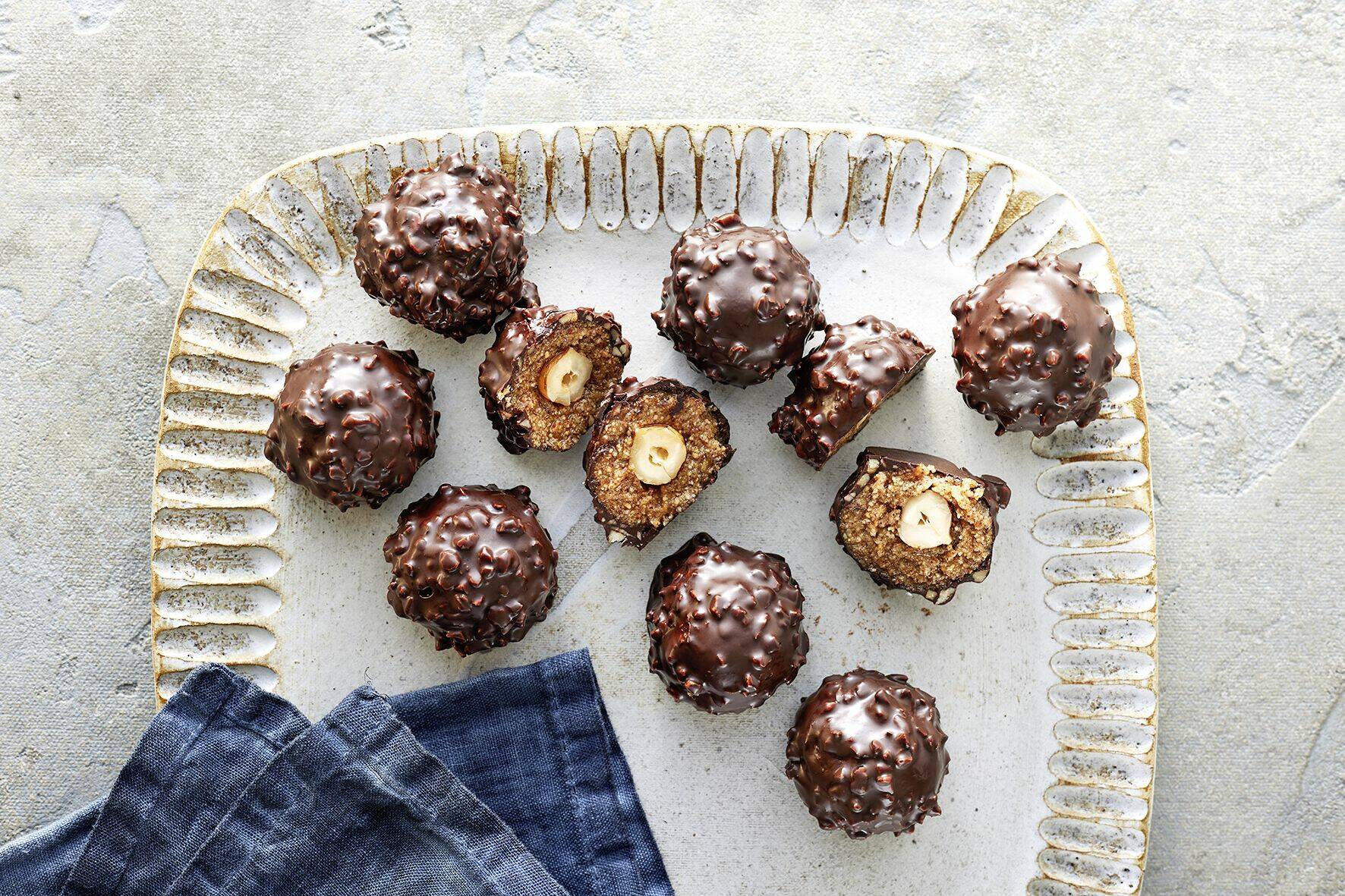 Schokokugeln mit Haselnusskern Rezept | Küchengötter Schokokugeln mit Haselnusskern Rezept | Küchengötter