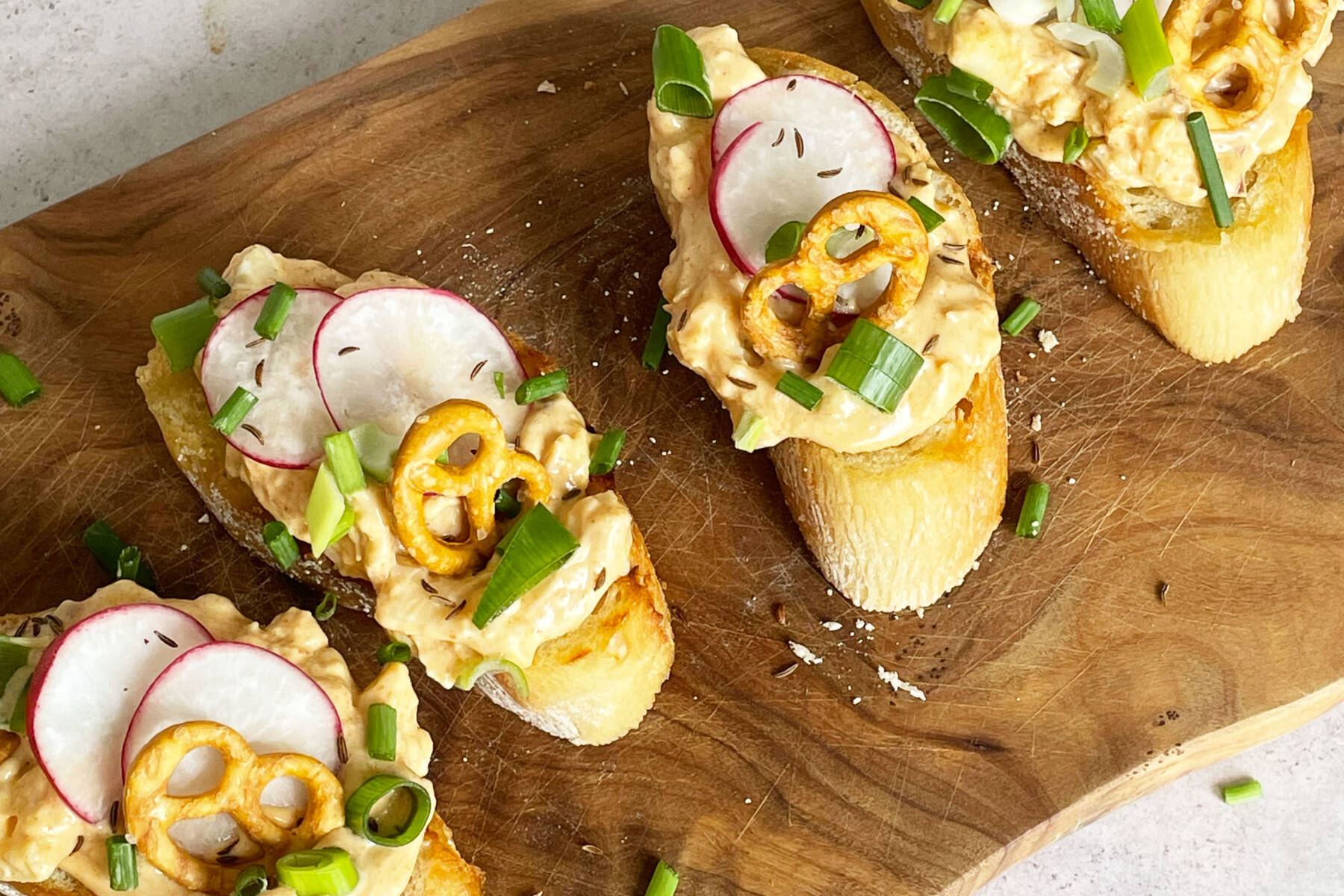 Obatzda-Crostini mit Salzbrezeln Rezept | Küchengötter Obatzda-Crostini mit Salzbrezeln Rezept | Küchengötter