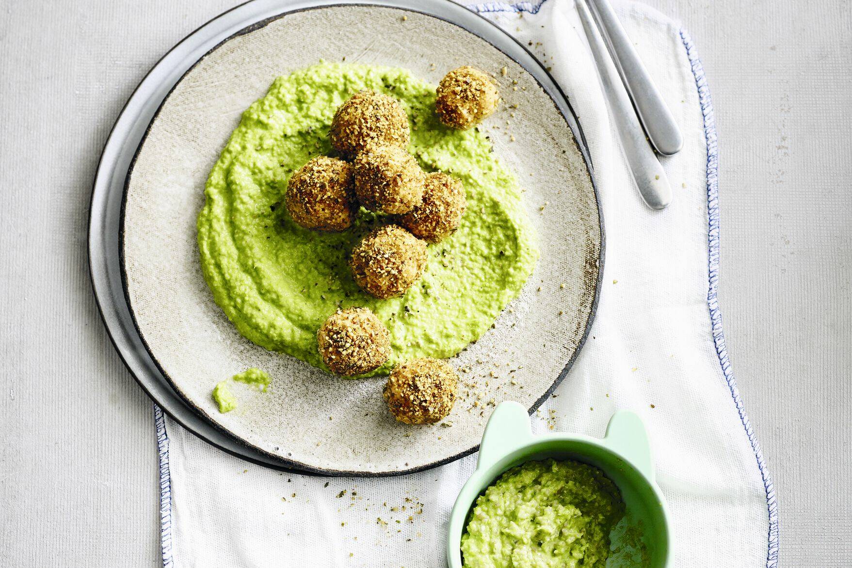 Würzige Klößchen mit grüner Sauce Rezept | Küchengötter Würzige Klößchen mit grüner Sauce Rezept | Küchengötter