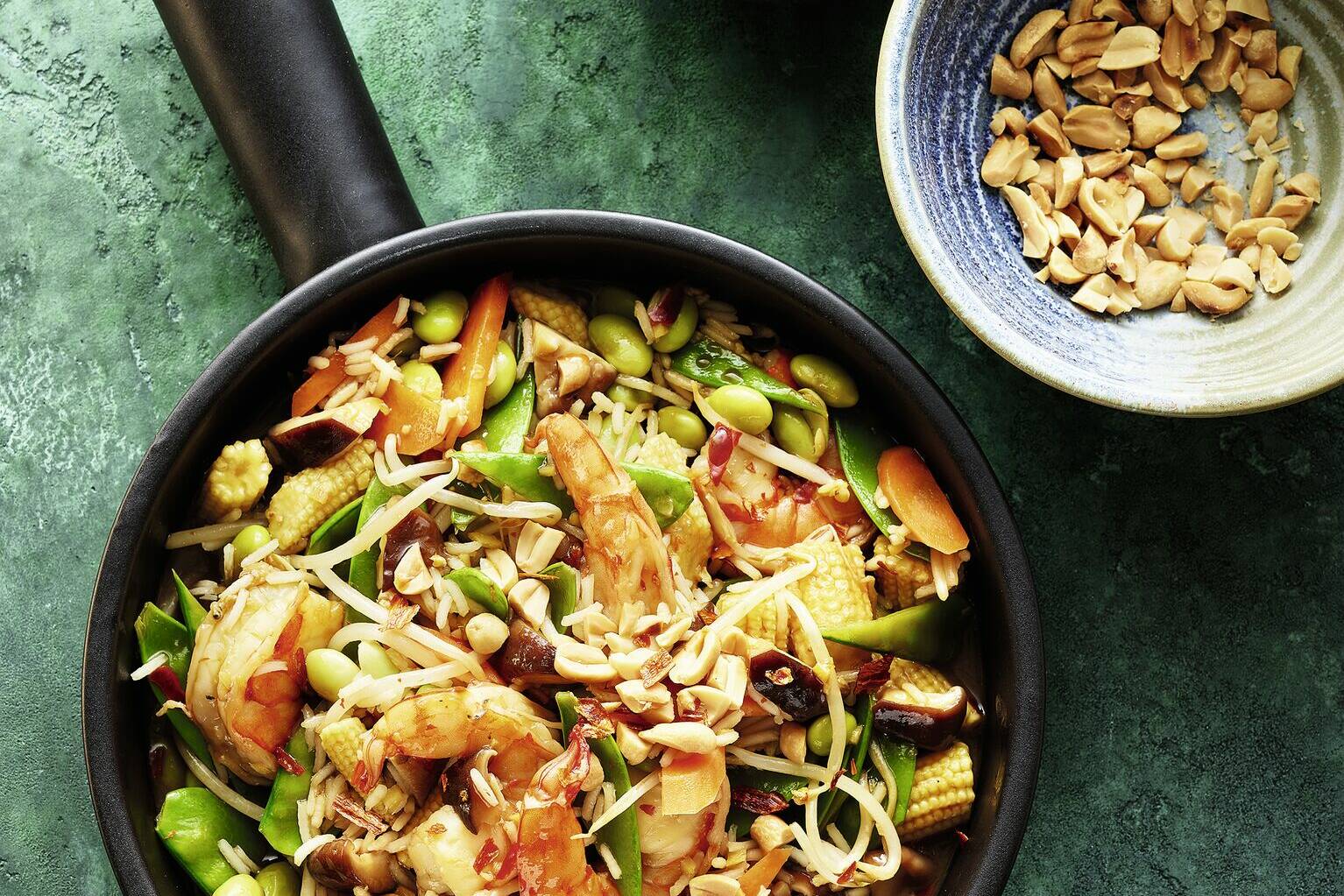 Asia-Gemüse-Garnelen-Pfanne mit Reis Rezept | Küchengötter Asia-Gemüse-Garnelen-Pfanne mit Reis Rezept | Küchengötter