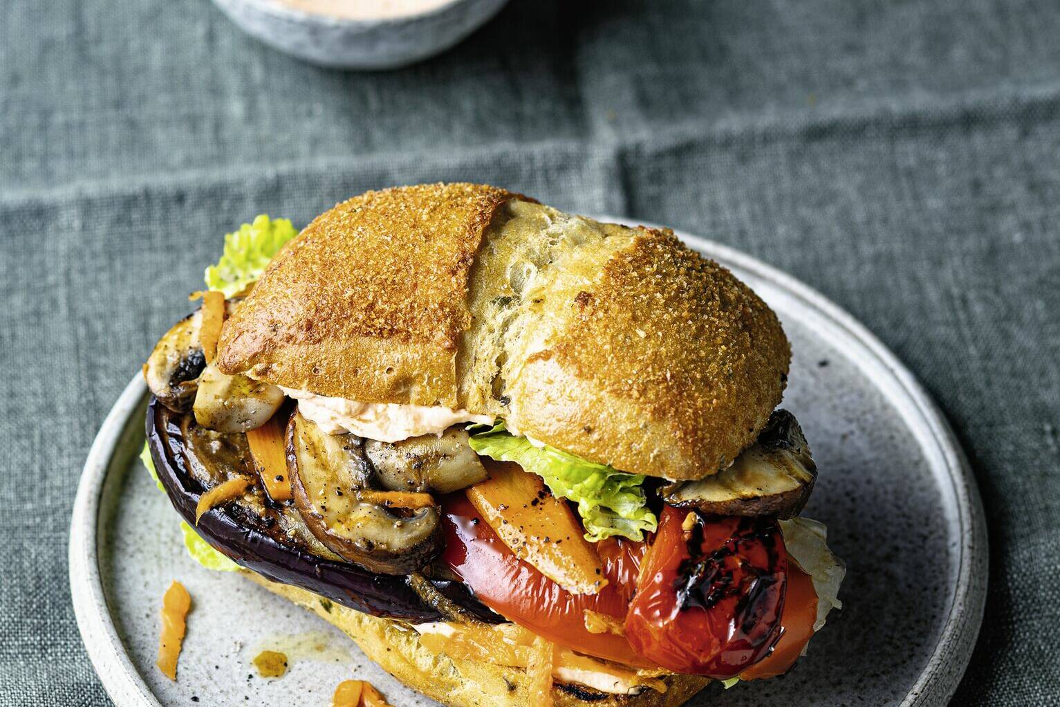 Gemüseburger mit Aubergine und Paprika Rezept | Küchengötter Gemüseburger mit Aubergine und Paprika Rezept | Küchengötter