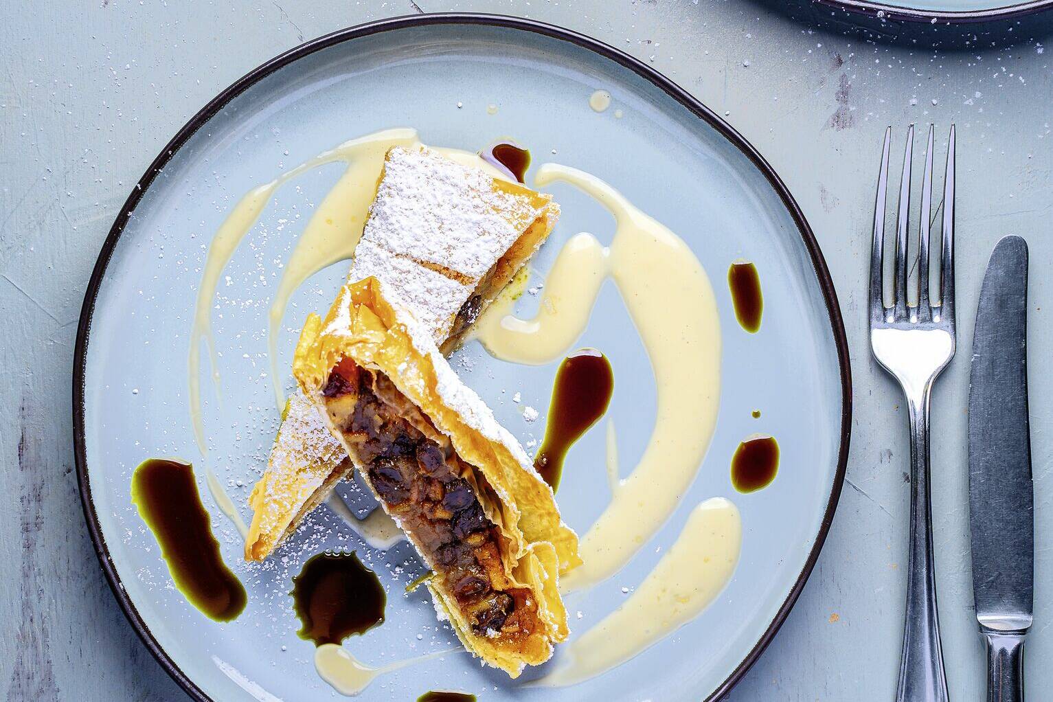 Quitten-Apfel-Strudel mit Vanillesauce und Kürbiskernöl Rezept ...