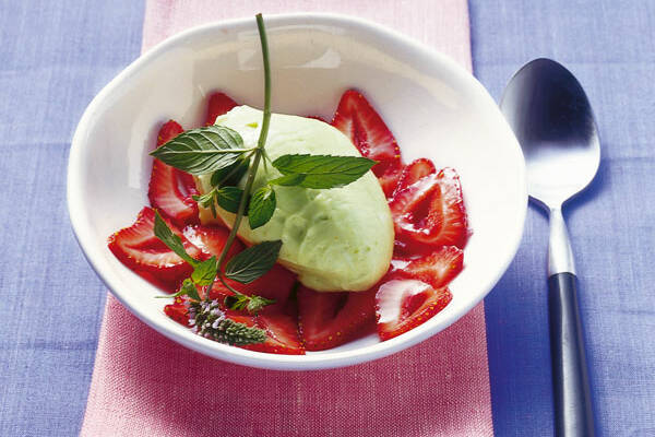Erdbeersalat mit Avocadomus Rezept | Küchengötter