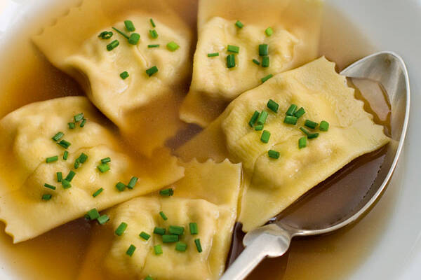 Waldpilzsuppe mit Walnuss-Ravioli Rezept | Küchengötter Waldpilzsuppe mit Walnuss-Ravioli Rezept | Küchengötter