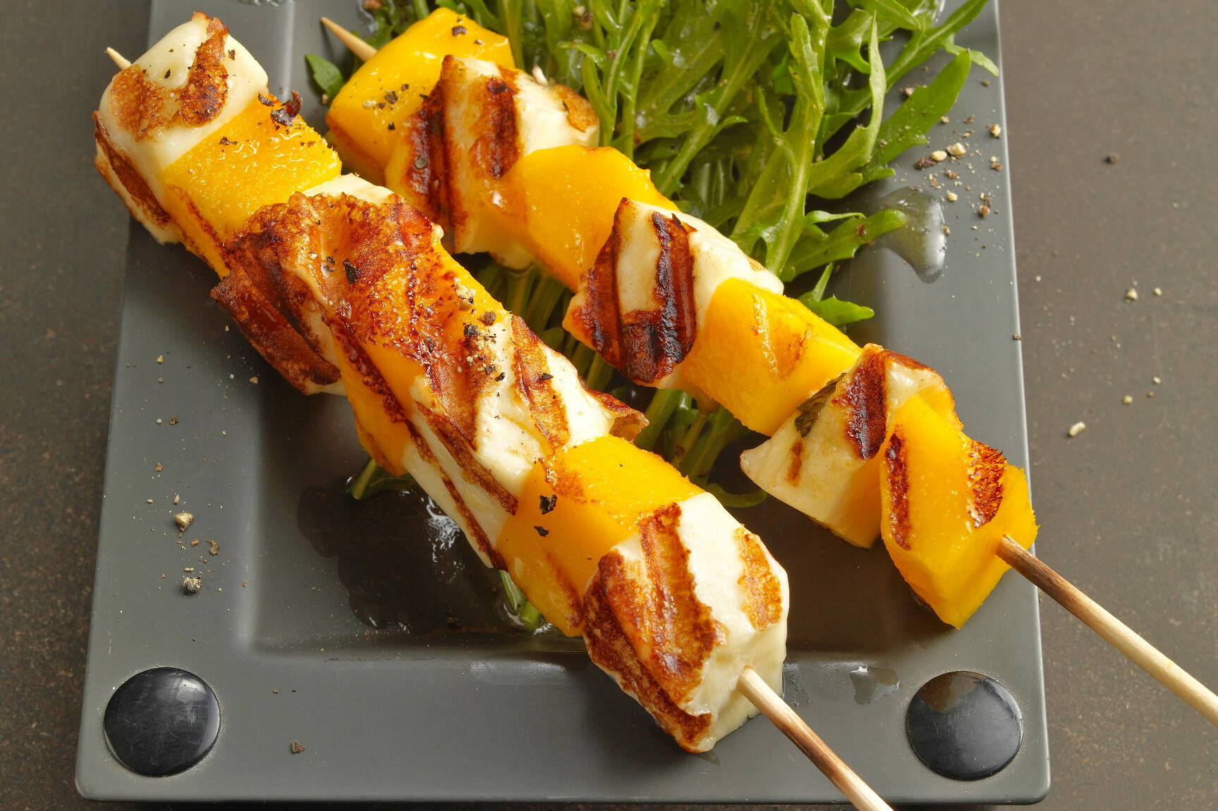 Mango-Halloumi-Spiesschen auf Rucolasalat | Küchengötter Mango-Halloumi-Spiesschen auf Rucolasalat | Küchengötter