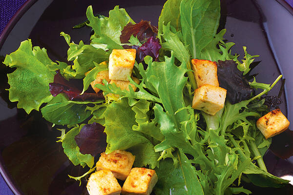 Blattsalate mit gebratenem Tofu Rezept | Küchengötter