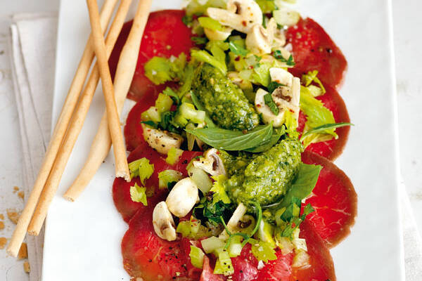 Rinder-Carpaccio mit Champignonsalat und Pestonocke Rezept | Küchengötter Rinder-Carpaccio mit Champignonsalat und Pestonocke Rezept | Küchengötter